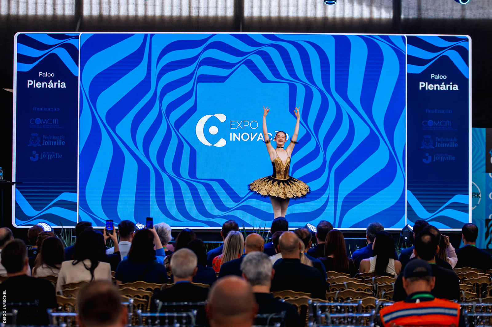 Palco com painel de LED gigante e plateia em evento corporativo na Expoinovação Joinville